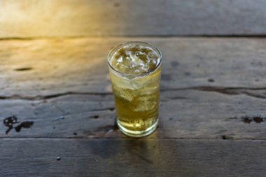 Bira bardağına buz ile