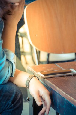 Cep telefonu ve kahve dükkanı kadınlarda