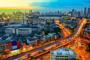 Gece ve şehir Bangkok Tayland ulaşım