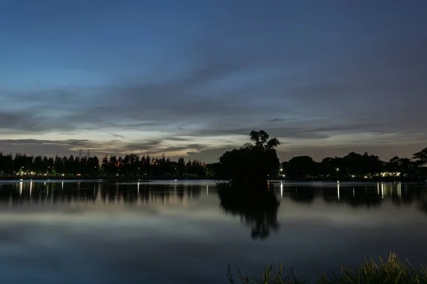 Puesta de sol en el parque — Foto de Stock