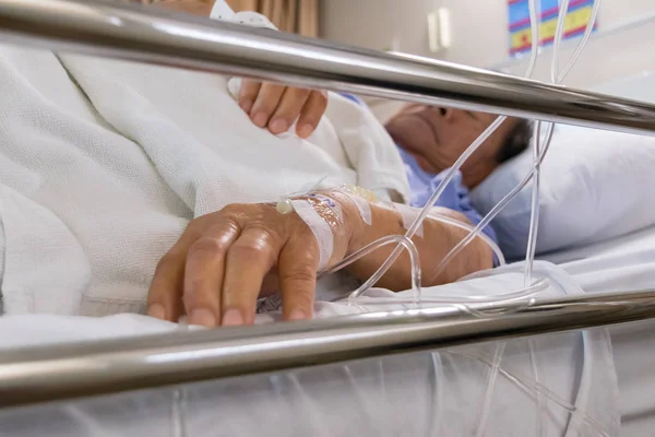 Un paciente en el hospital con solución salina intravenosa — Foto de Stock