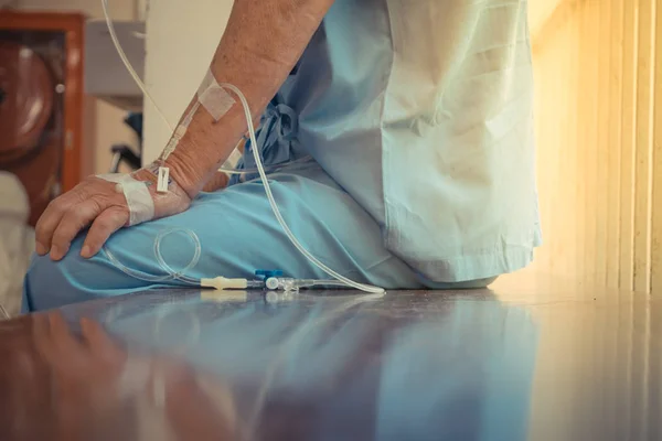 Een patiënt in het ziekenhuis met zoutoplossing intraveneuze — Stockfoto