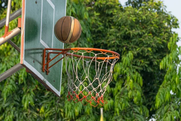 Basketbalový koš v parku — Stock fotografie