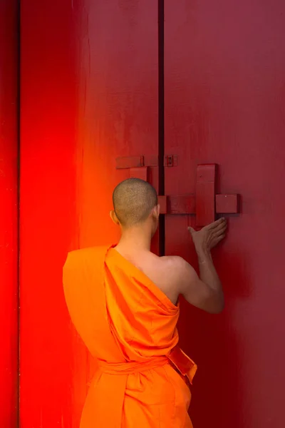 Тайский монах и буддийские храмовые ворота — стоковое фото