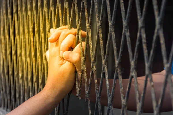 Handen van de man en vrouw op een stalen rooster close-up — Stockfoto