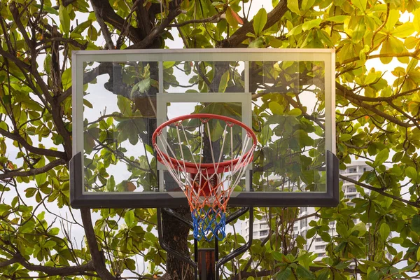 Basketbalový koš v parku — Stock fotografie