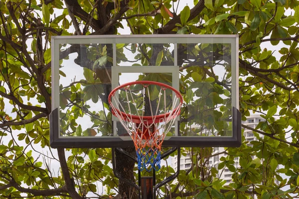 Basketbal hoepel in park — Stockfoto