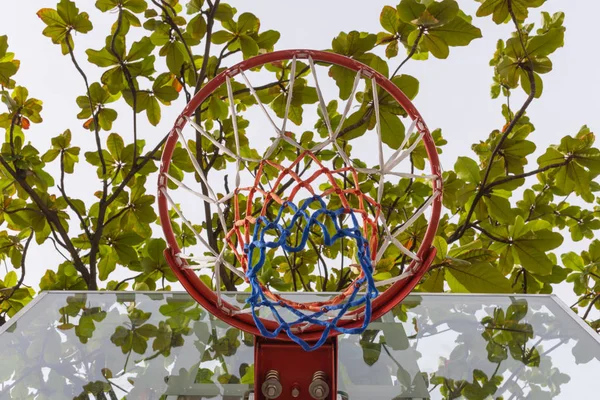 Basketbal hoepel in park — Stockfoto