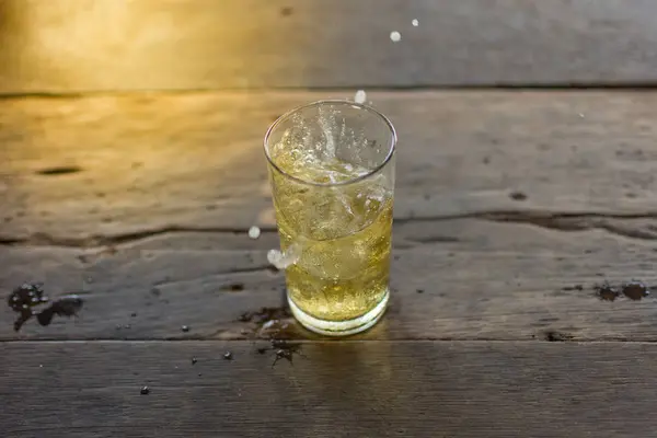 Cerveza untada con hielo en vidrio —  Fotos de Stock