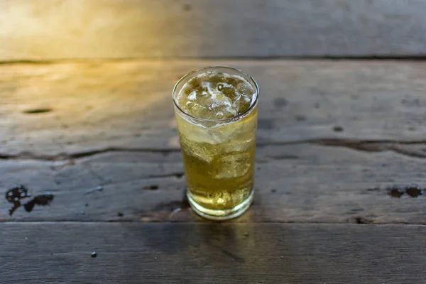 Cerveza con hielo en vidrio —  Fotos de Stock