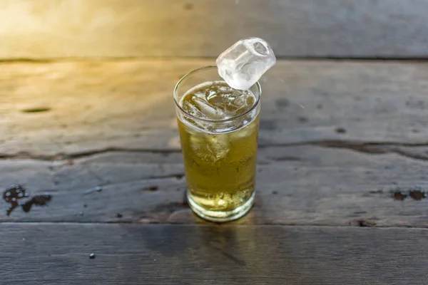 Cerveza con hielo en vidrio —  Fotos de Stock