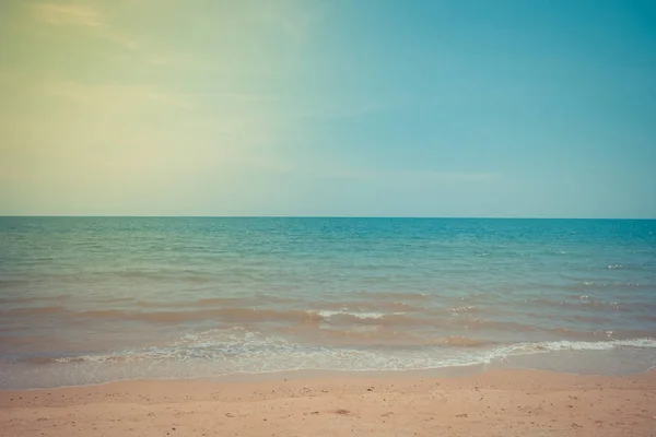Пляж і тропічне море — стокове фото