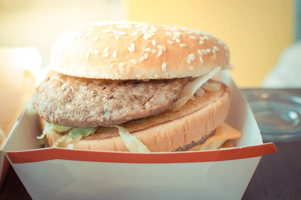 Hamburger w białej księdze pole w fast food — Zdjęcie stockowe
