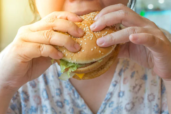 Asia kobieta jedzenie hamburgera — Zdjęcie stockowe