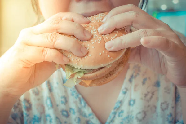 Asia kobieta jedzenie hamburgera — Zdjęcie stockowe