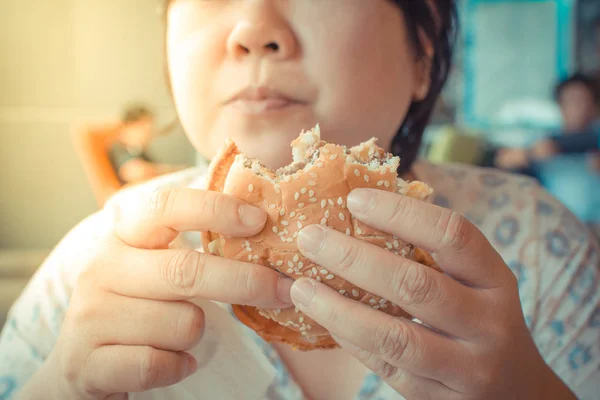 Bir hamburger yeme Asya kadın — Stok fotoğraf