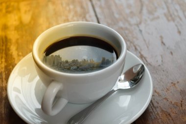 Güneş sabah zaman ve şehir üzerinde kahve