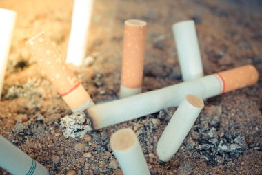 yanan Kül tablasında sigarayı