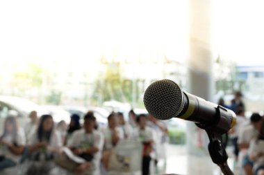 Konser salonunda ya da konferans odasında mikrofon