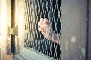 Çelik kafes üzerinde adamın ellerini yakın çekim