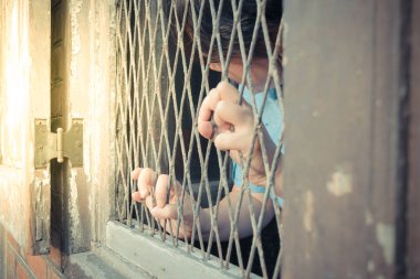 Kafes üzerinde eller kadın