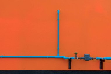 Minimalizm tarzı, mavi su tüp duvardaki Vanalı.