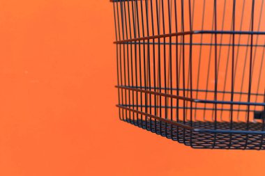 Minimalizm tarzı, alışveriş sepeti ve turuncu duvar.