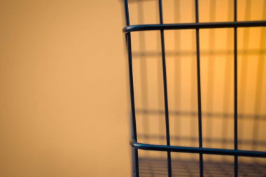 Minimalizm tarzı, alışveriş sepeti ve sarı duvar.