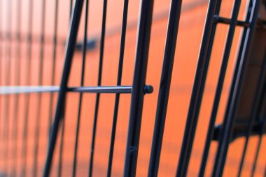 Minimalizm tarzı, alışveriş sepeti ve turuncu duvar.