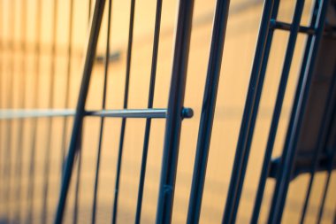 Minimalizm tarzı, alışveriş sepeti ve sarı duvar.