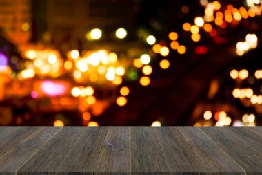 Ufuk bokeh ışıkları ile ahşap Teras