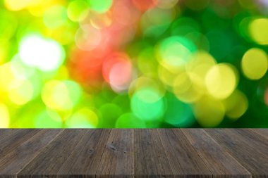 Soyut bokeh arka planını ahşap teras ile Noel ağacı