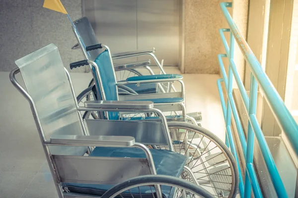 Інвалідне крісло порожнє в лікарні — стокове фото