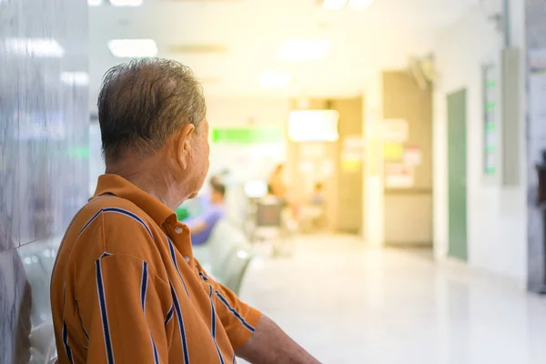 Paciente que espera a un médico en el hospital — Foto de Stock