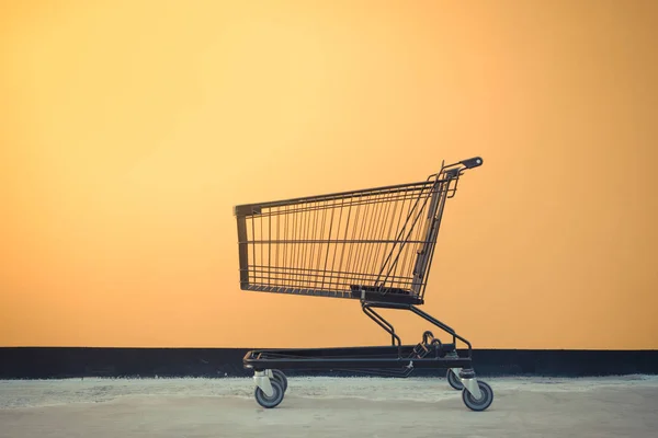 Estilo minimalista, carrito de compras y pared amarilla . —  Fotos de Stock