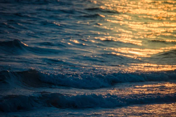 Pôr do sol em uma praia e mar — Fotografia de Stock
