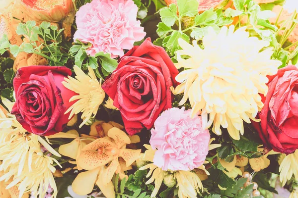 Schöne Rosenblume in einem Strauß — Stockfoto
