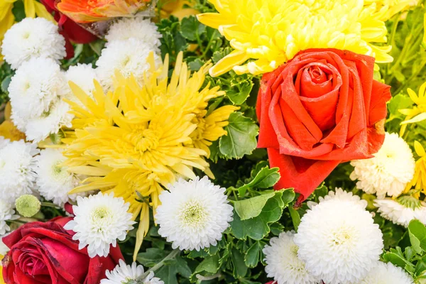 Flor amarela e vermelha em um buquê — Fotografia de Stock