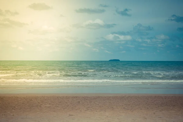Пляж блакитне море і блакитне небо — стокове фото