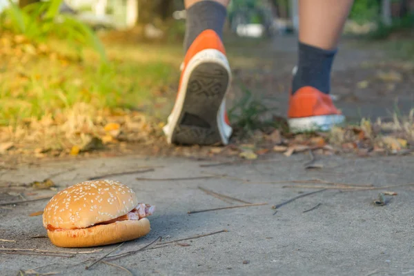 Hamburger and jogging — Stock Photo, Image