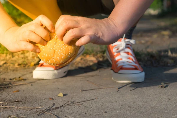 Hamburger i jogging — Zdjęcie stockowe