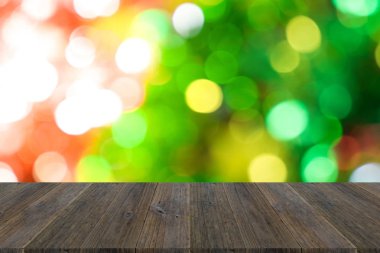 Soyut bokeh arka planını ahşap teras ile Noel ağacı