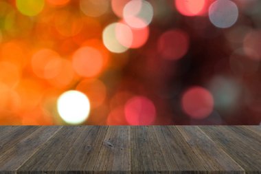 Soyut bokeh arka planını ahşap teras ile Noel ağacı