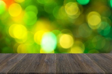 Soyut bokeh arka planını ahşap teras ile Noel ağacı