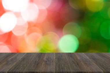 Soyut bokeh arka planını ahşap teras ile Noel ağacı