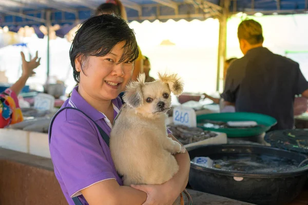 Thajská žena nakupování plodů na trhu — Stock fotografie