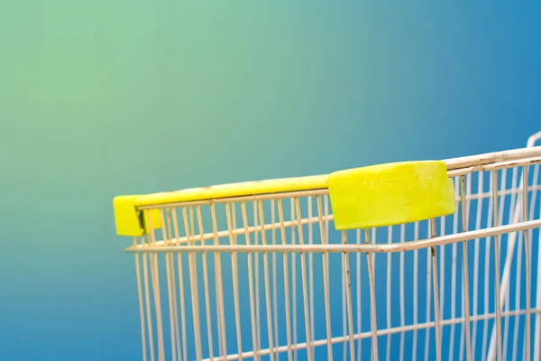 Minimalisme stijl, Shopping cart en blauwe muur. — Stockfoto