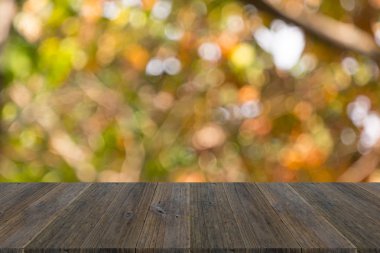 Ahşap teras ile doğanın soyut bokeh