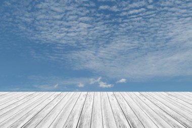 Mavi gökyüzü bulut ile ahşap Teras