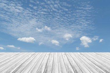 Mavi gökyüzü bulut ile ahşap Teras